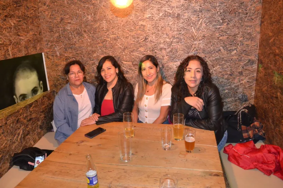Serate al Rustika Un tavolo di amiche con le birre al Rustika