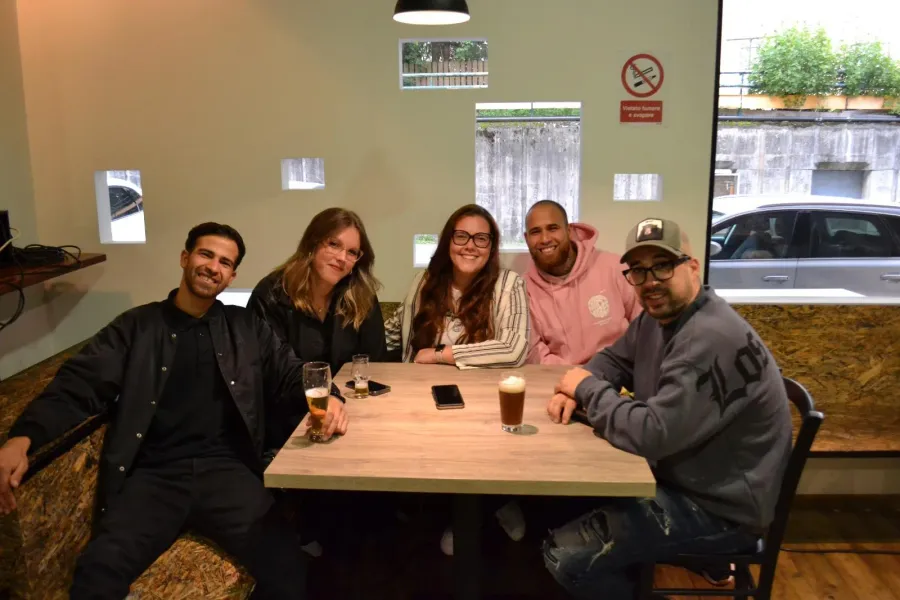 Amici al tavolo del Rustika Amici seduti al tavolo del Rustika con le birre