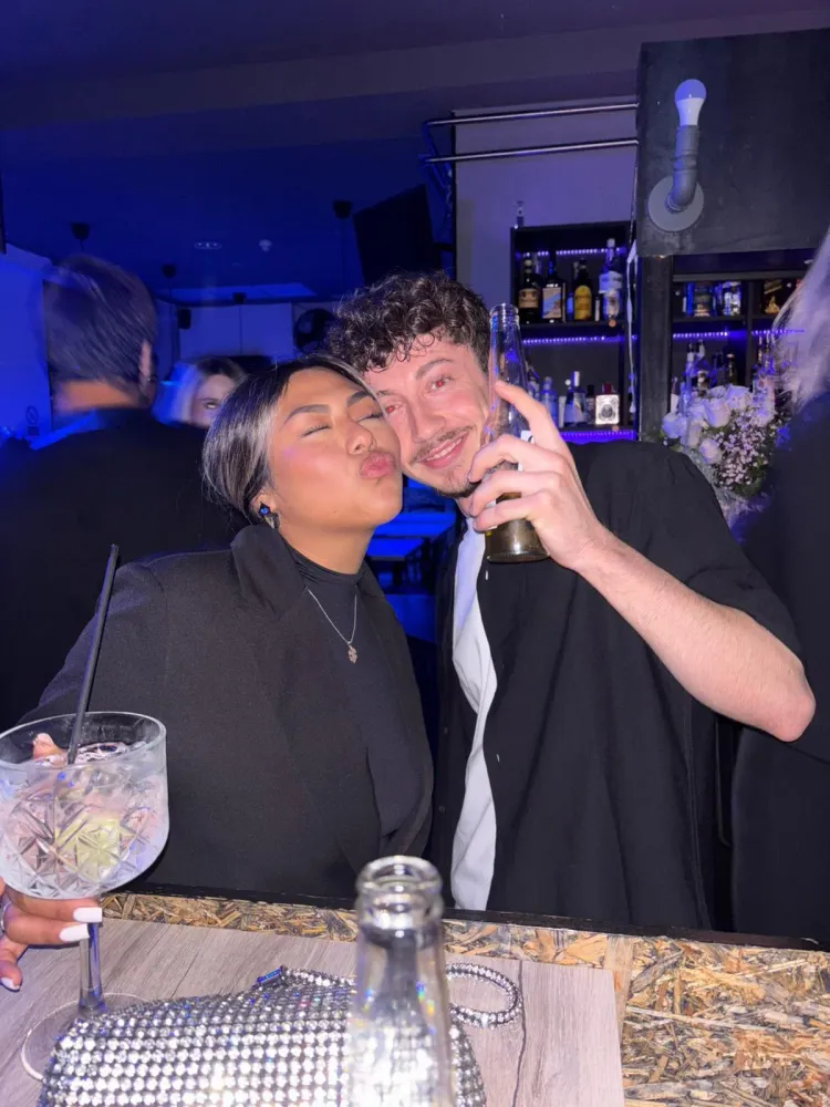 Cocktail servito al bancone del Rustika durante una serata