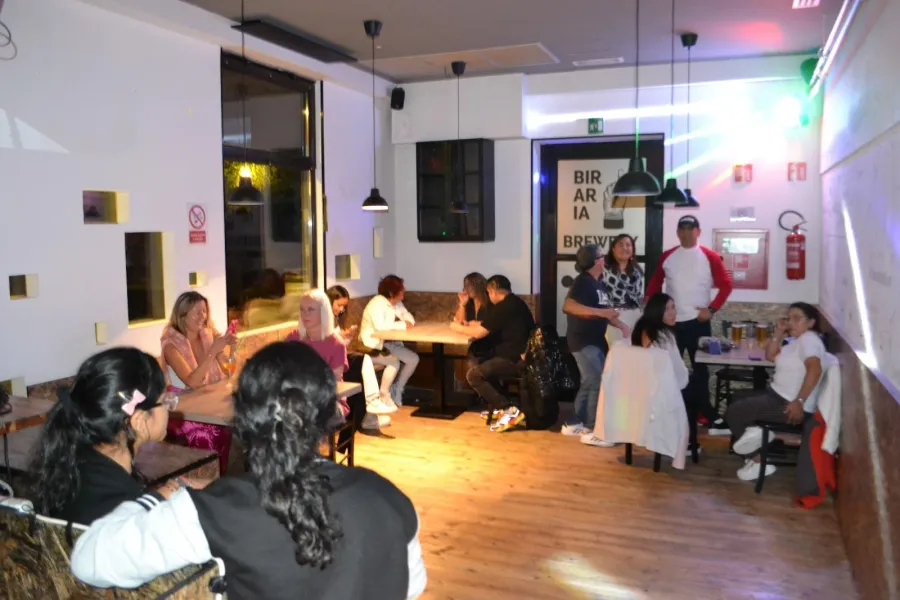 La sala del Rustika durante una serata La sala del Rustika piena di gente durante una serata