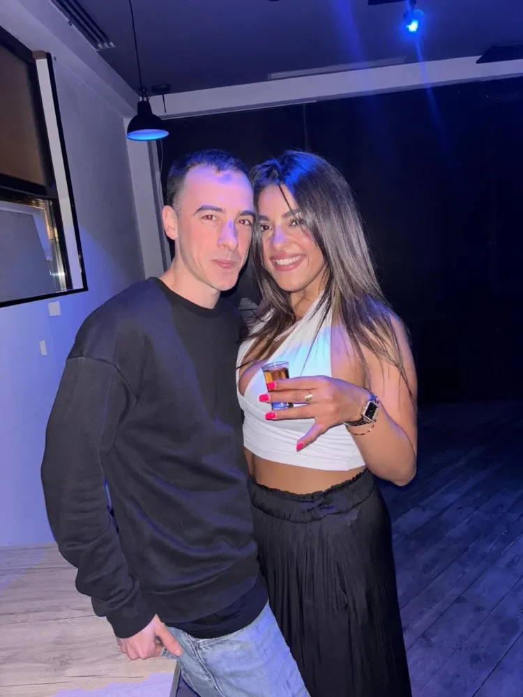 Il Rustika di notte Clienti del Rustika durante una serata con le luci blu